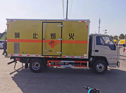 宣威爆破器材运输车工人安全操作规范与智能技术保障